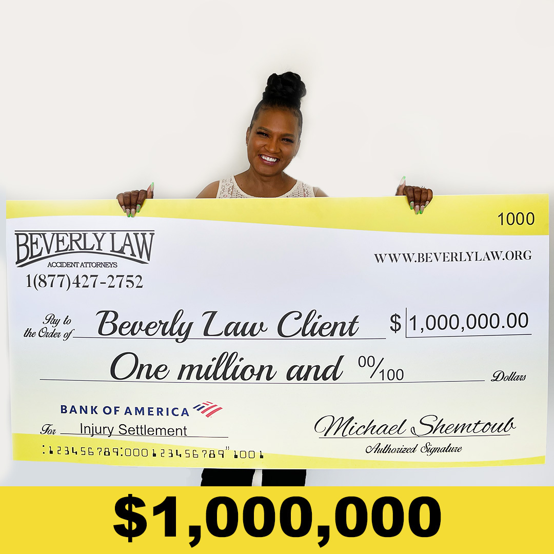 Cliente de Beverly Law con su cheque de acuerdo